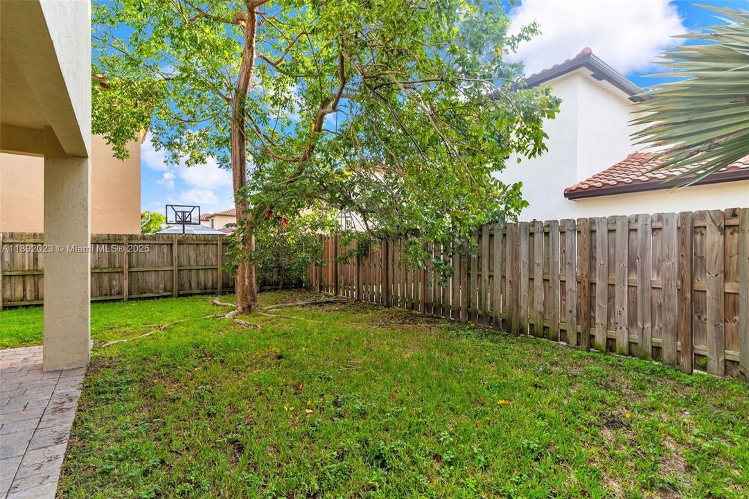 Active With Contract: $450,000 (5 beds, 2 baths, 2568 Square Feet)