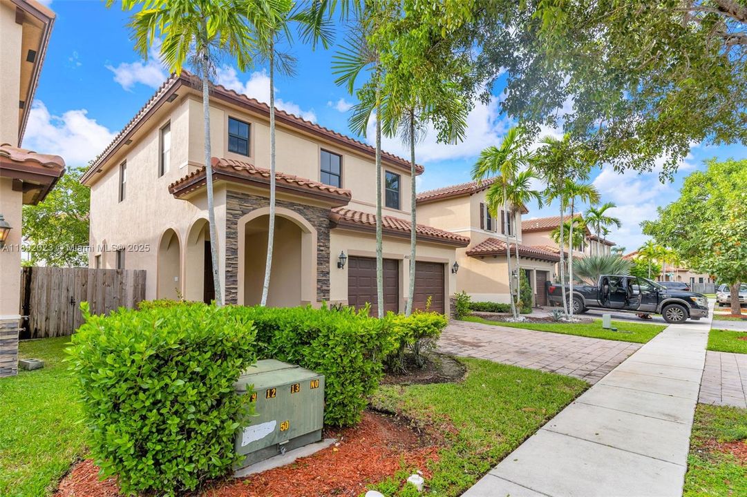 Active With Contract: $450,000 (5 beds, 2 baths, 2568 Square Feet)