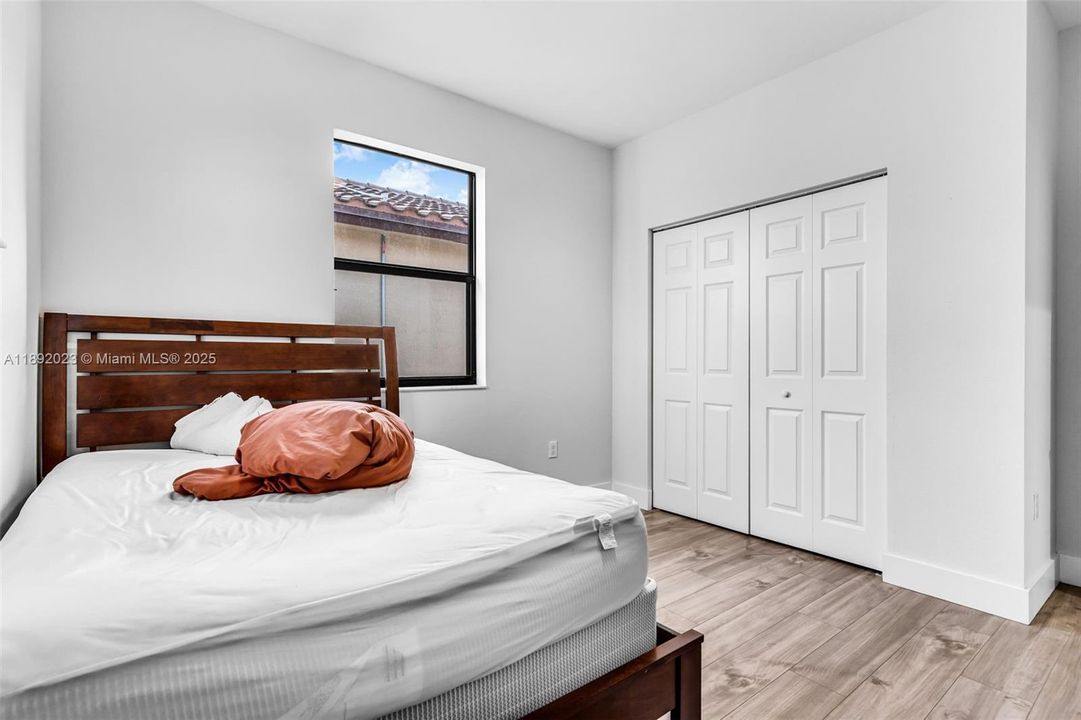 Active With Contract: $450,000 (5 beds, 2 baths, 2568 Square Feet)