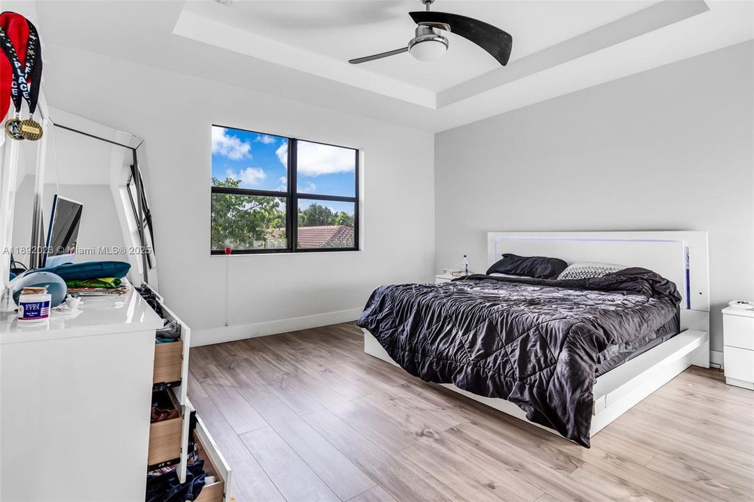Active With Contract: $450,000 (5 beds, 2 baths, 2568 Square Feet)