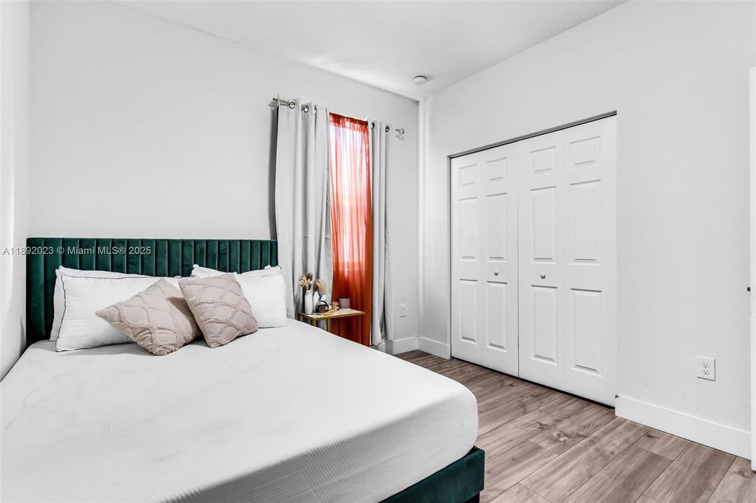 Active With Contract: $450,000 (5 beds, 2 baths, 2568 Square Feet)