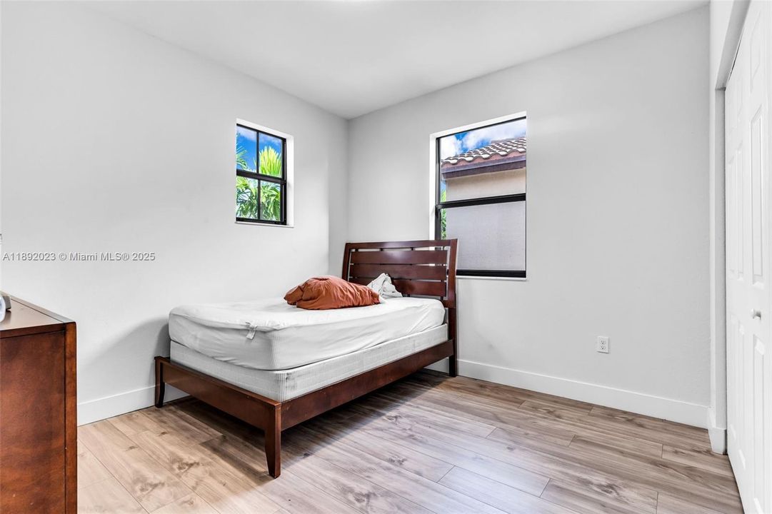 Active With Contract: $450,000 (5 beds, 2 baths, 2568 Square Feet)