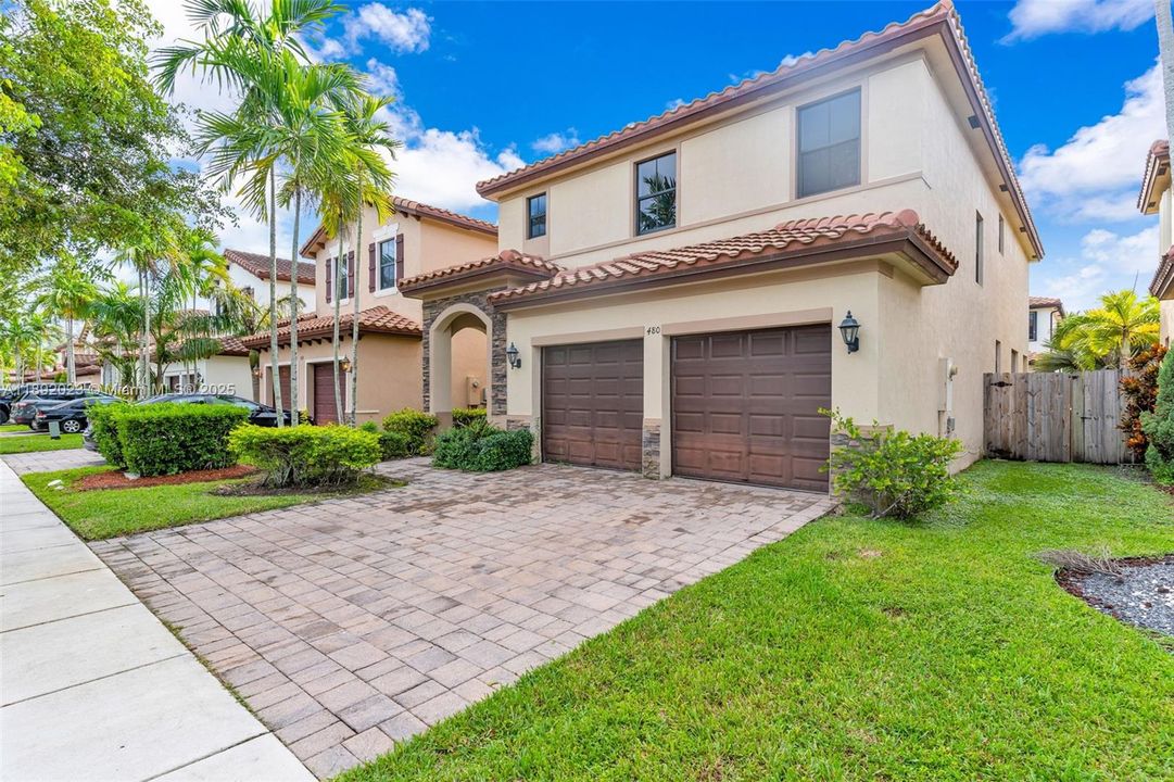 Active With Contract: $450,000 (5 beds, 2 baths, 2568 Square Feet)