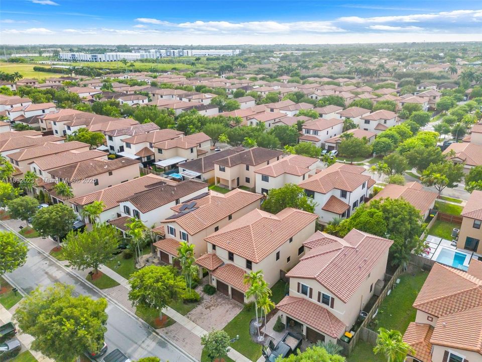 Active With Contract: $450,000 (5 beds, 2 baths, 2568 Square Feet)