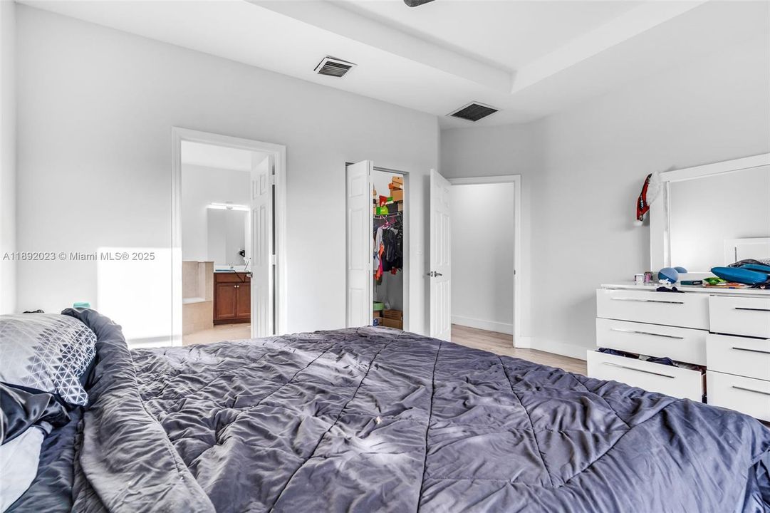 Active With Contract: $450,000 (5 beds, 2 baths, 2568 Square Feet)