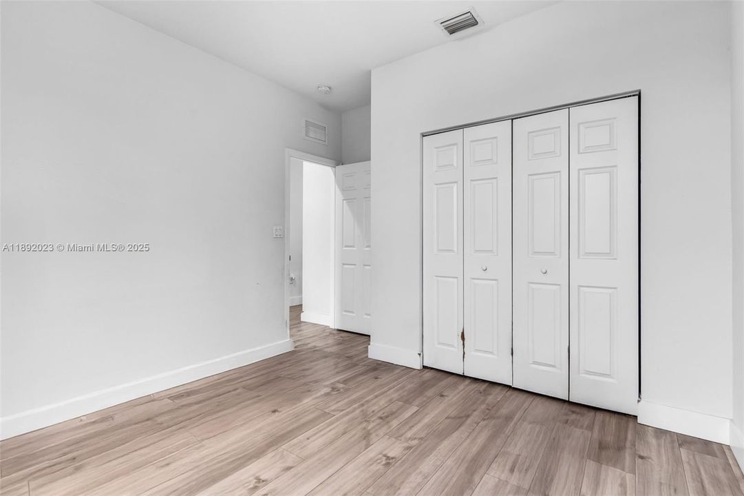 Active With Contract: $450,000 (5 beds, 2 baths, 2568 Square Feet)