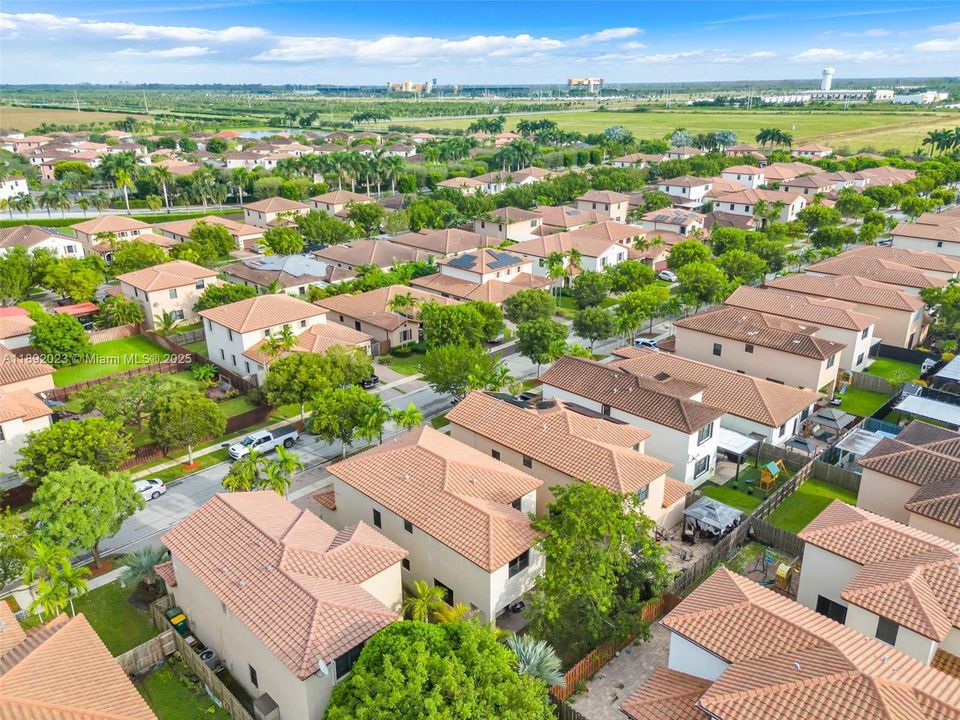 Active With Contract: $450,000 (5 beds, 2 baths, 2568 Square Feet)