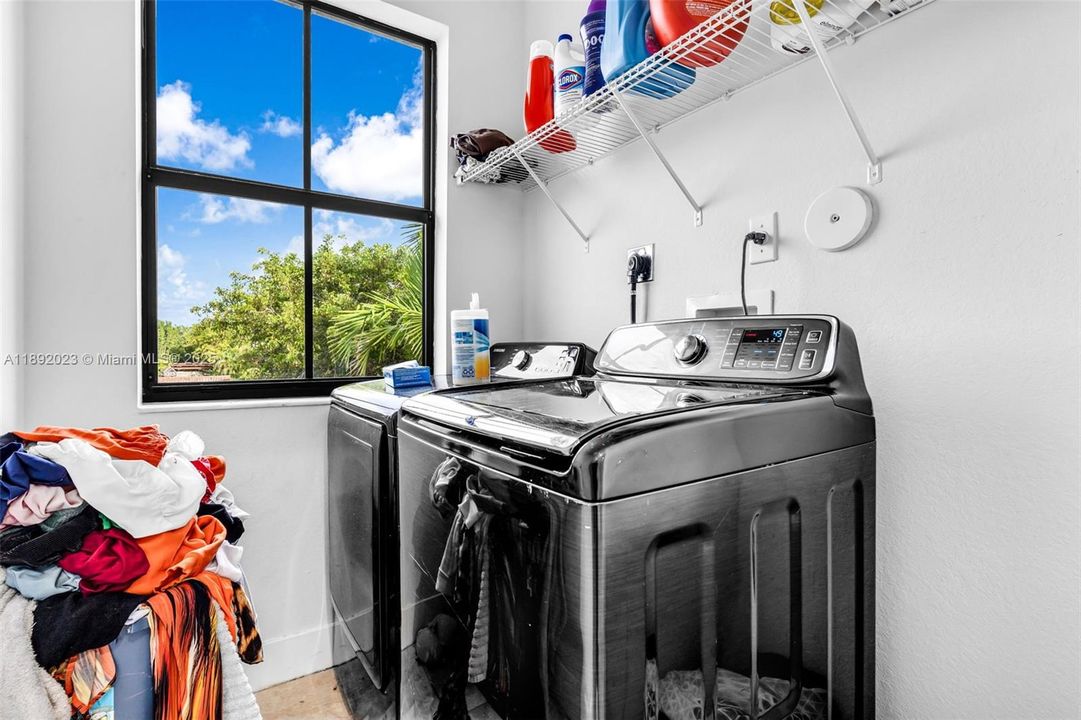 Active With Contract: $450,000 (5 beds, 2 baths, 2568 Square Feet)