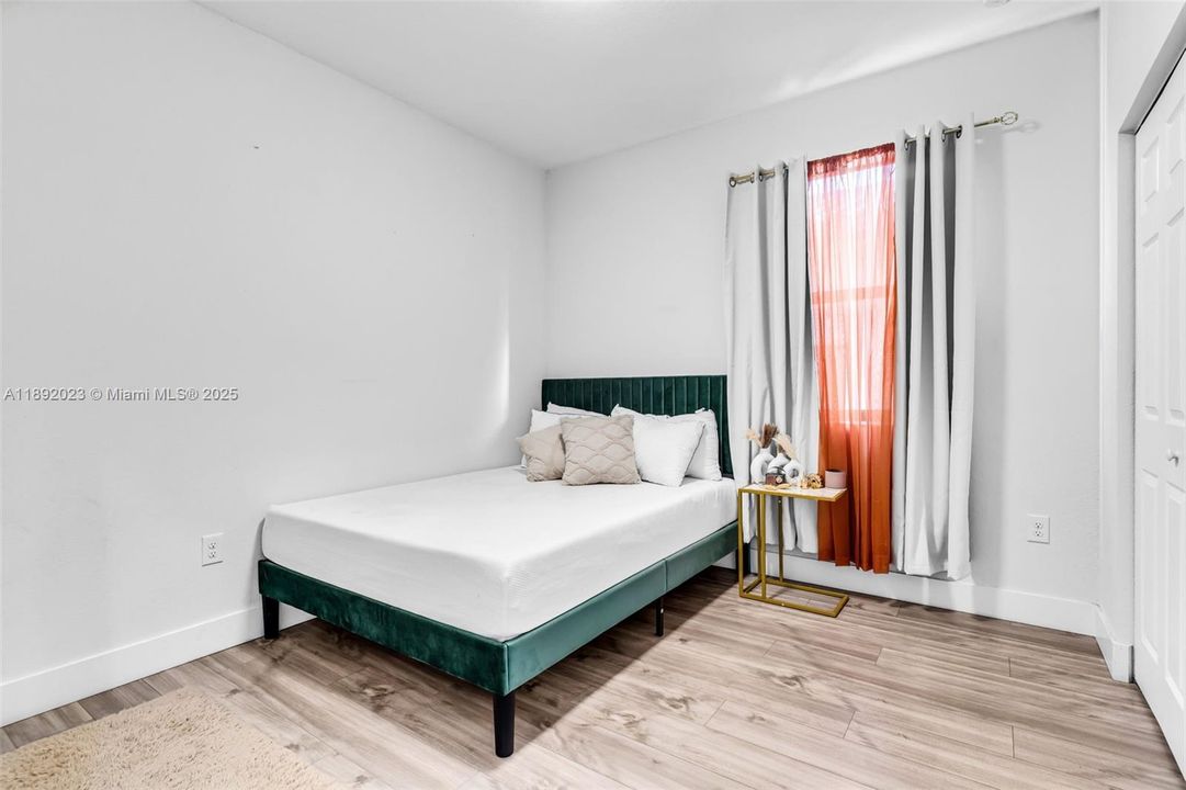 Active With Contract: $450,000 (5 beds, 2 baths, 2568 Square Feet)