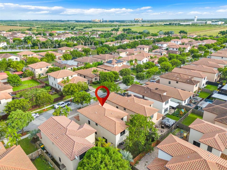 Active With Contract: $450,000 (5 beds, 2 baths, 2568 Square Feet)