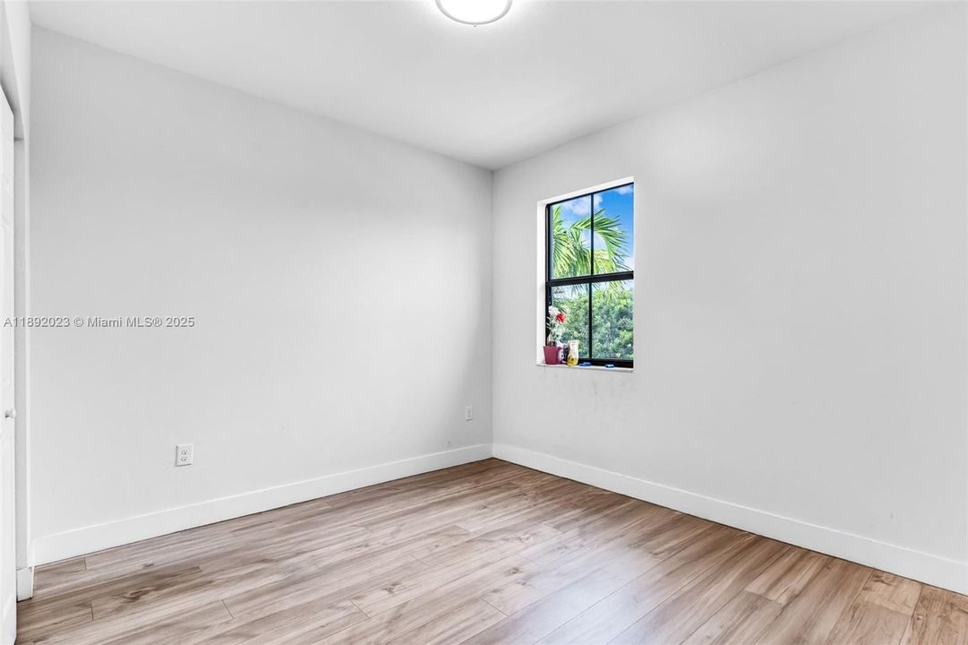 Active With Contract: $450,000 (5 beds, 2 baths, 2568 Square Feet)