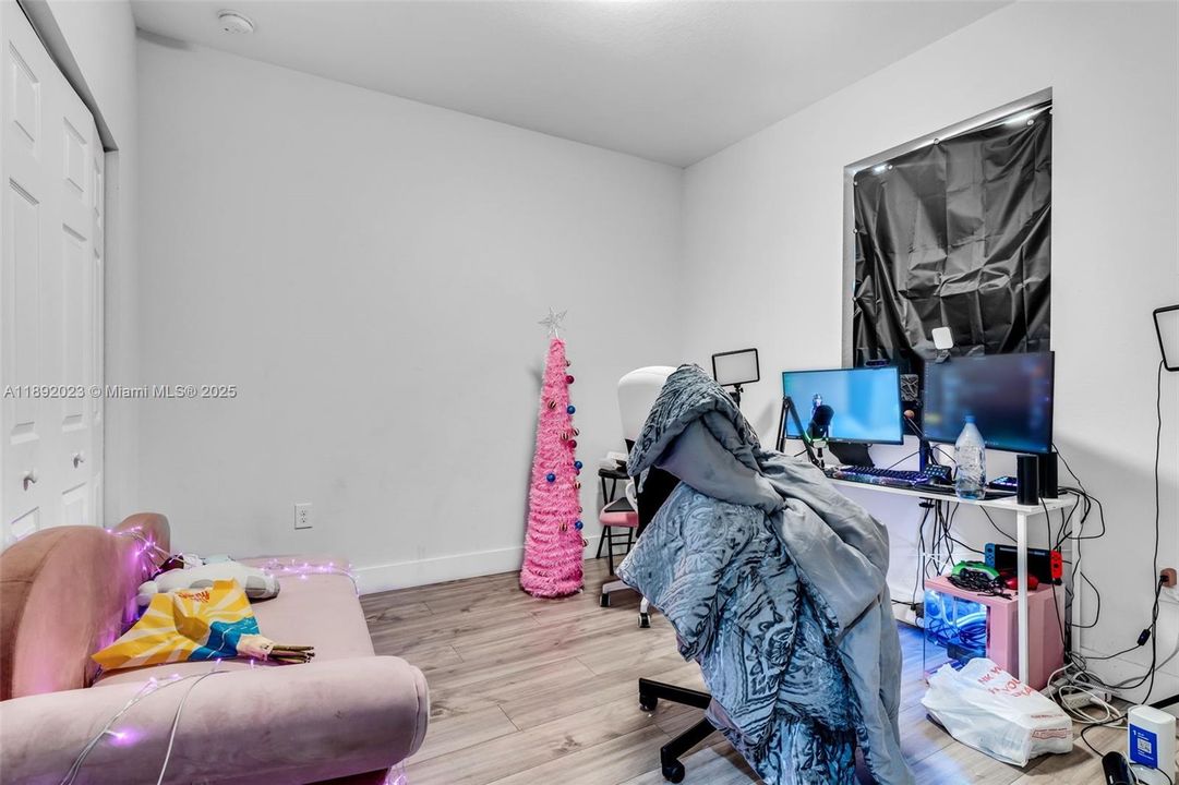 Active With Contract: $450,000 (5 beds, 2 baths, 2568 Square Feet)