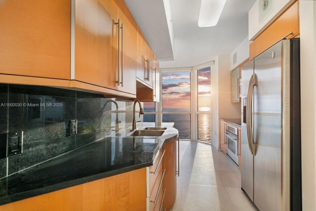 На продажу: $2,999,999 (3 спален, 2 ванн, 1761 Квадратных фут)