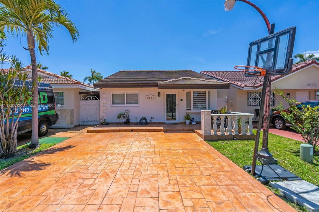 En Venta: $570,000 (3 camas, 2 baños, 1387 Pies cuadrados)