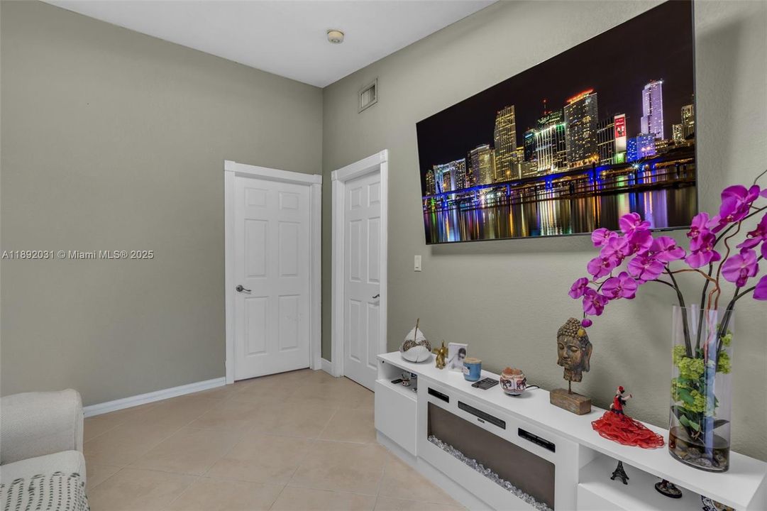 En Venta: $570,000 (3 camas, 2 baños, 1387 Pies cuadrados)