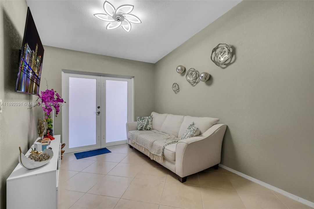 En Venta: $570,000 (3 camas, 2 baños, 1387 Pies cuadrados)