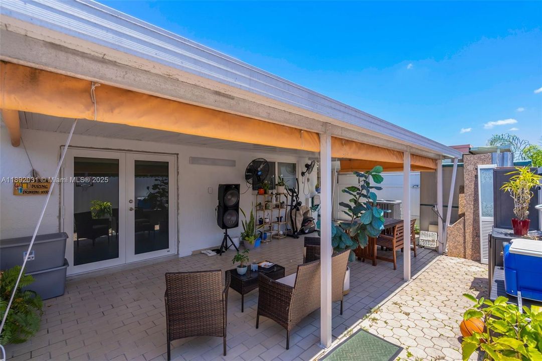 En Venta: $570,000 (3 camas, 2 baños, 1387 Pies cuadrados)