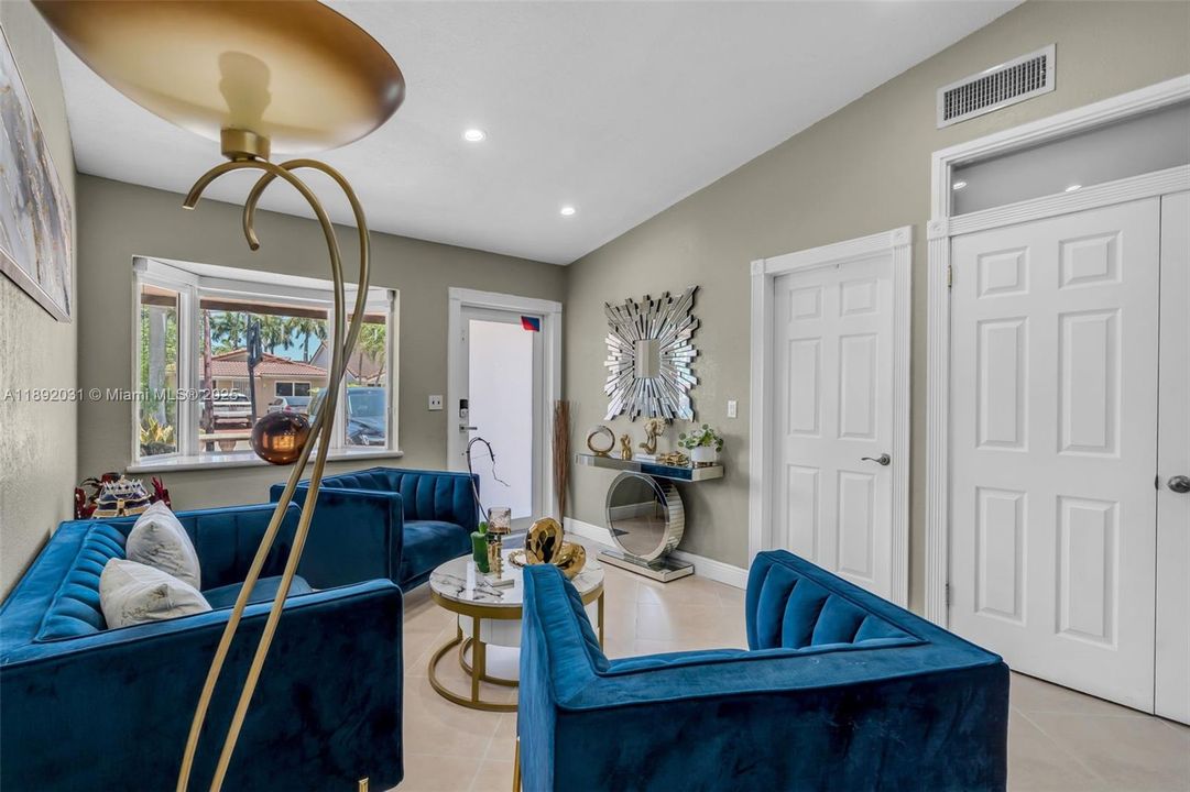 En Venta: $570,000 (3 camas, 2 baños, 1387 Pies cuadrados)