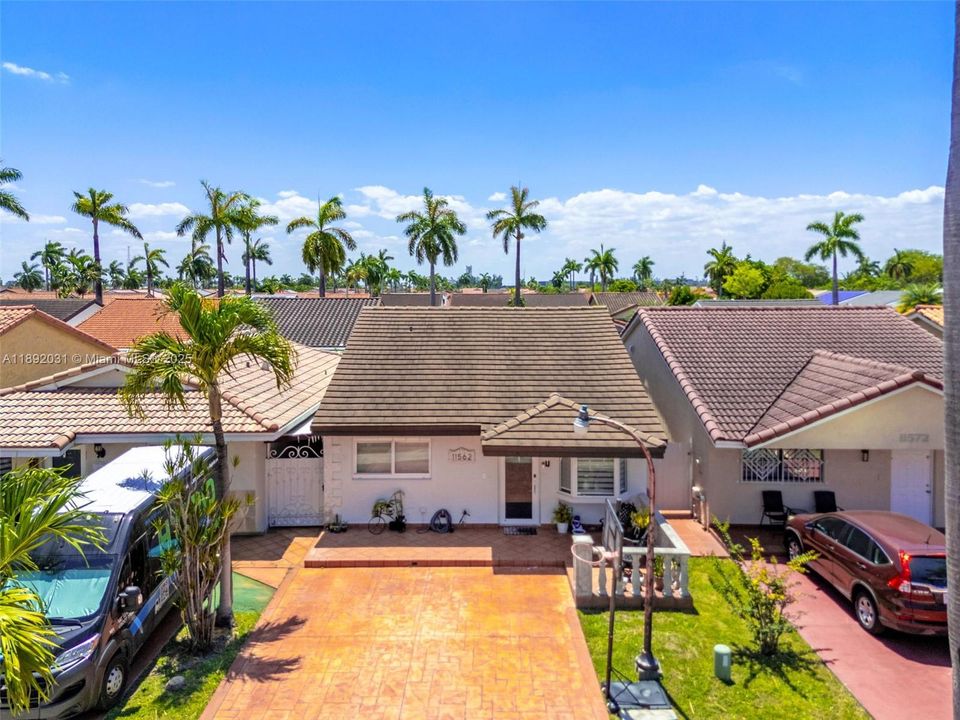 En Venta: $570,000 (3 camas, 2 baños, 1387 Pies cuadrados)