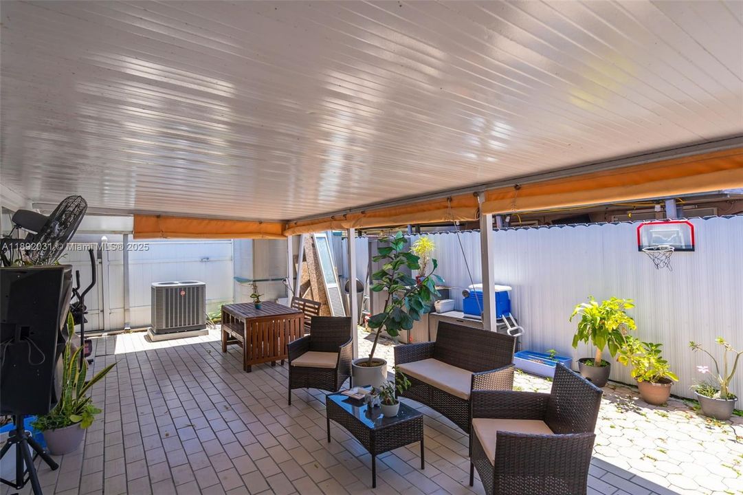 En Venta: $570,000 (3 camas, 2 baños, 1387 Pies cuadrados)