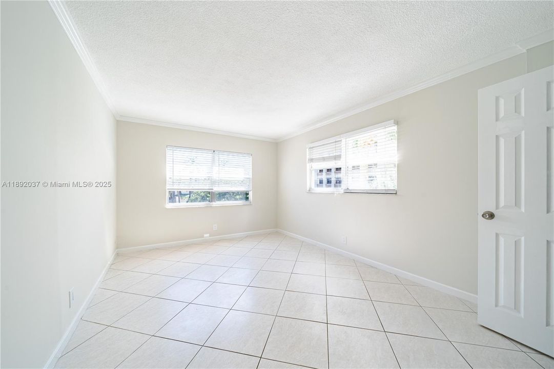 For Sale: $225,000 (1 beds, 1 baths, 720 Square Feet)