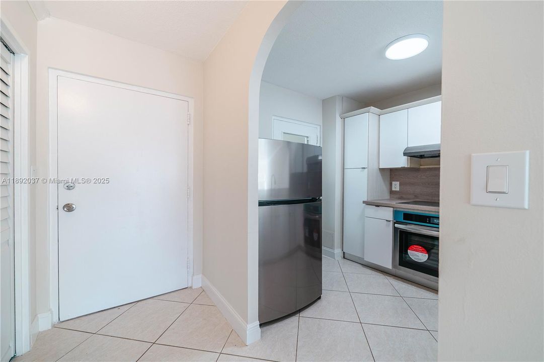 For Sale: $225,000 (1 beds, 1 baths, 720 Square Feet)