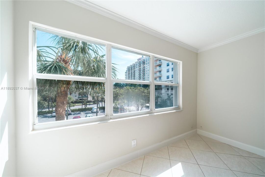 For Sale: $225,000 (1 beds, 1 baths, 720 Square Feet)