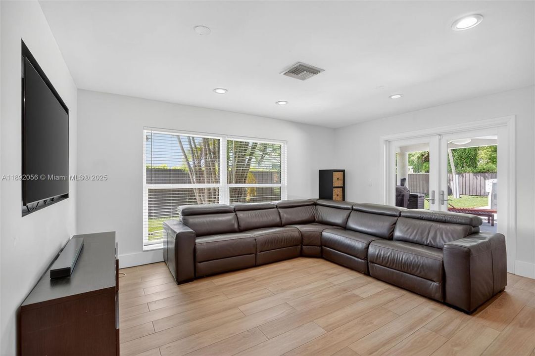 En Venta: $1,080,000 (3 camas, 2 baños, 2229 Pies cuadrados)