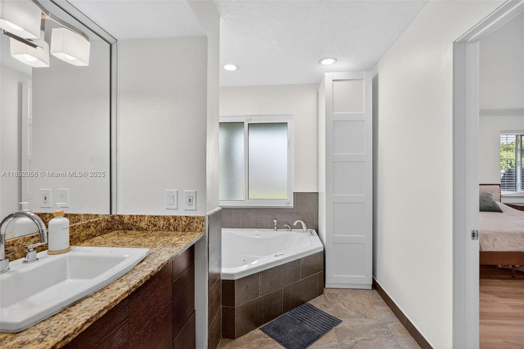 En Venta: $1,080,000 (3 camas, 2 baños, 2229 Pies cuadrados)