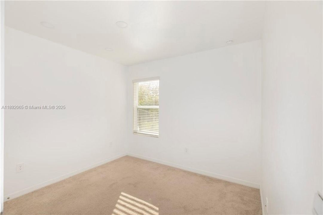 В аренду: $2,400 (4 спален, 2 ванн, 1828 Квадратных фут)