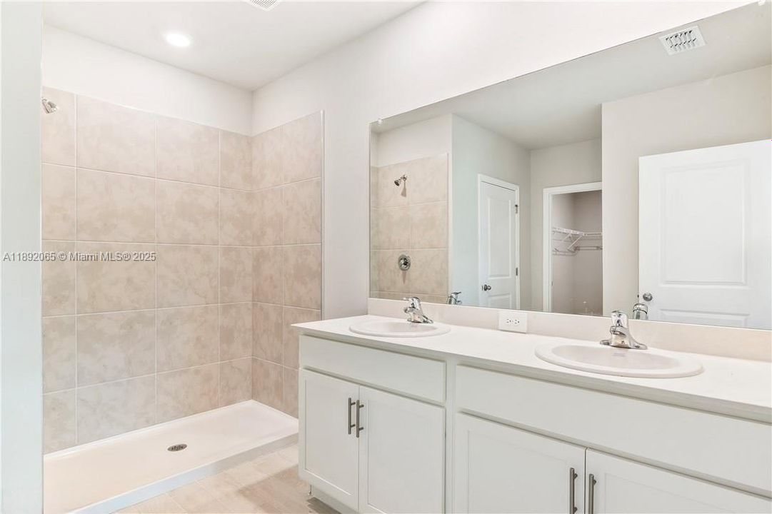 В аренду: $2,400 (4 спален, 2 ванн, 1828 Квадратных фут)