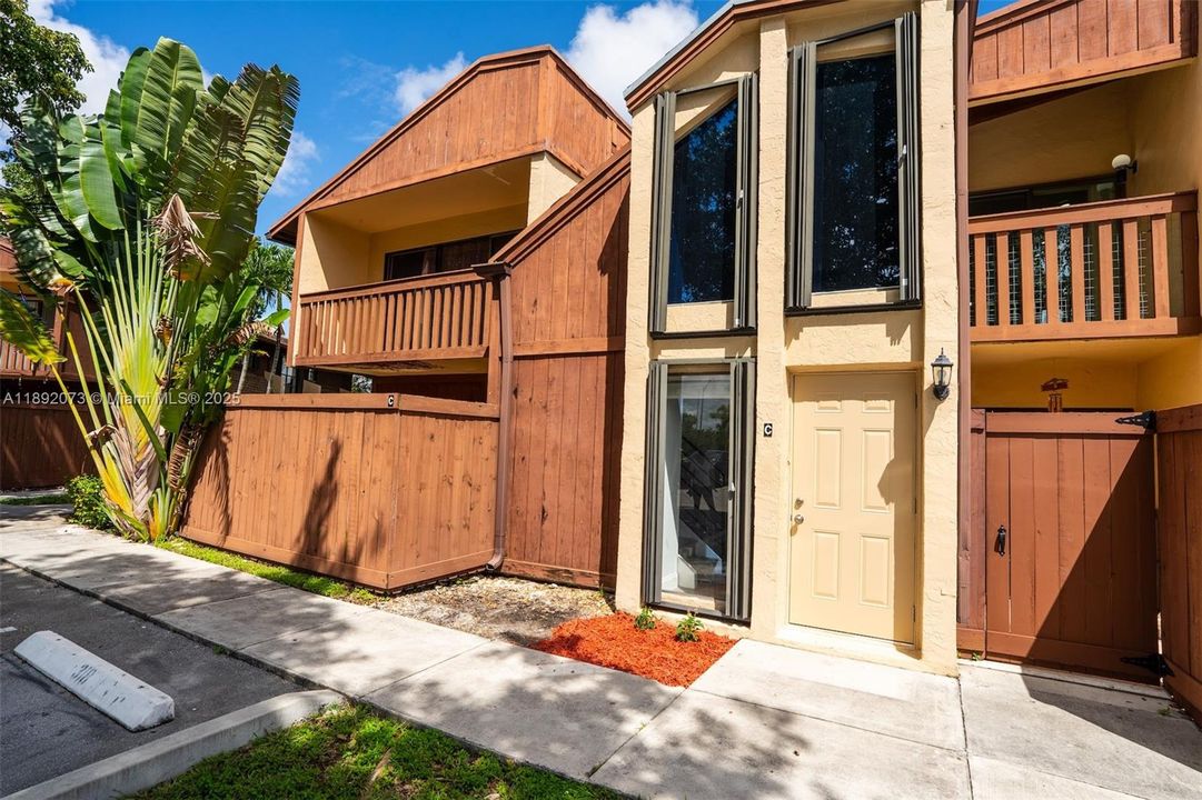 For Rent: $3,200 (3 beds, 2 baths, 1550 Square Feet)