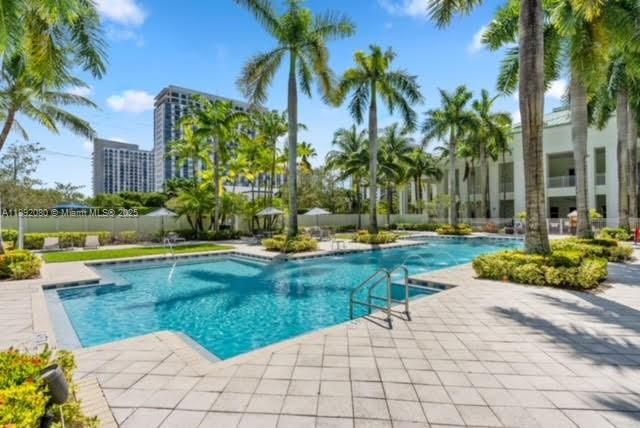 待售: $165,000 (1 贝兹, 2 浴室, 1070 平方英尺)