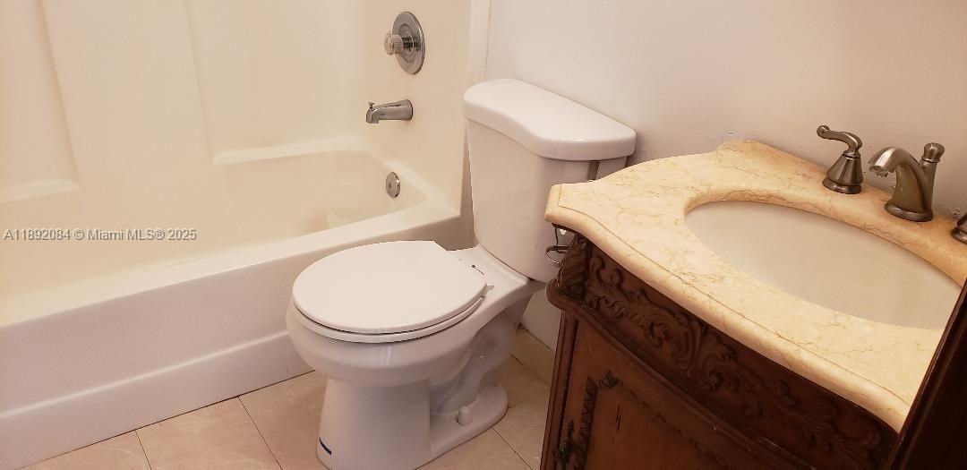 Recientemente alquilado: $2,000 (2 camas, 2 baños, 800 Pies cuadrados)