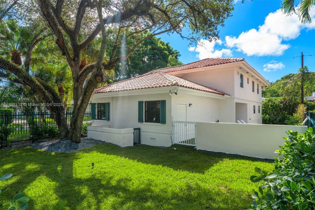 Active With Contract: $2,550,000 (4 beds, 3 baths, 2406 Square Feet)