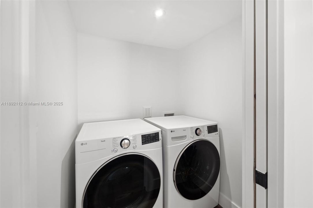 Active With Contract: $2,550,000 (4 beds, 3 baths, 2406 Square Feet)