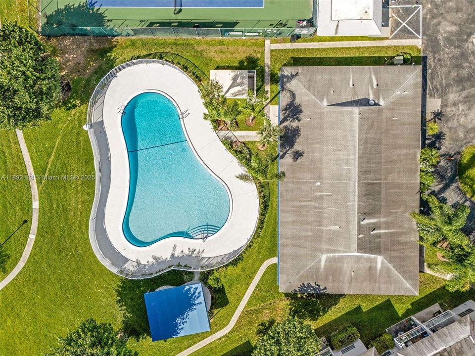 На продажу: $230,000 (2 спален, 2 ванн, 750 Квадратных фут)