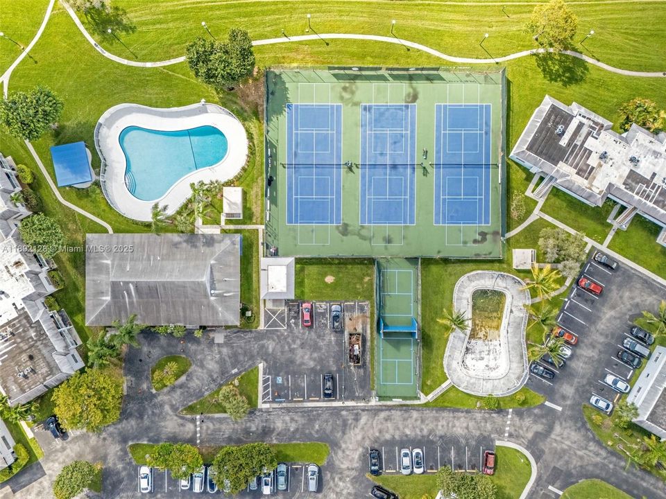 На продажу: $230,000 (2 спален, 2 ванн, 750 Квадратных фут)