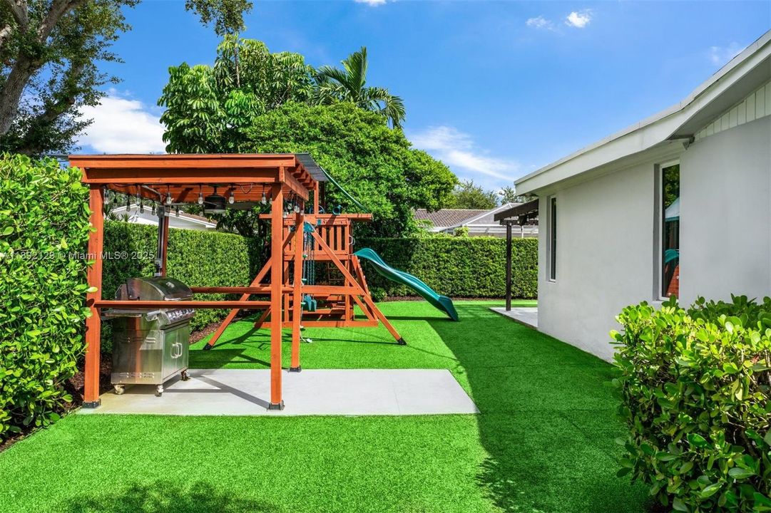 Active With Contract: $1,475,000 (4 beds, 3 baths, 2308 Square Feet)