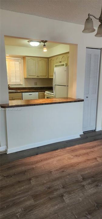 合同活跃: $1,490 (1 贝兹, 1 浴室, 720 平方英尺)