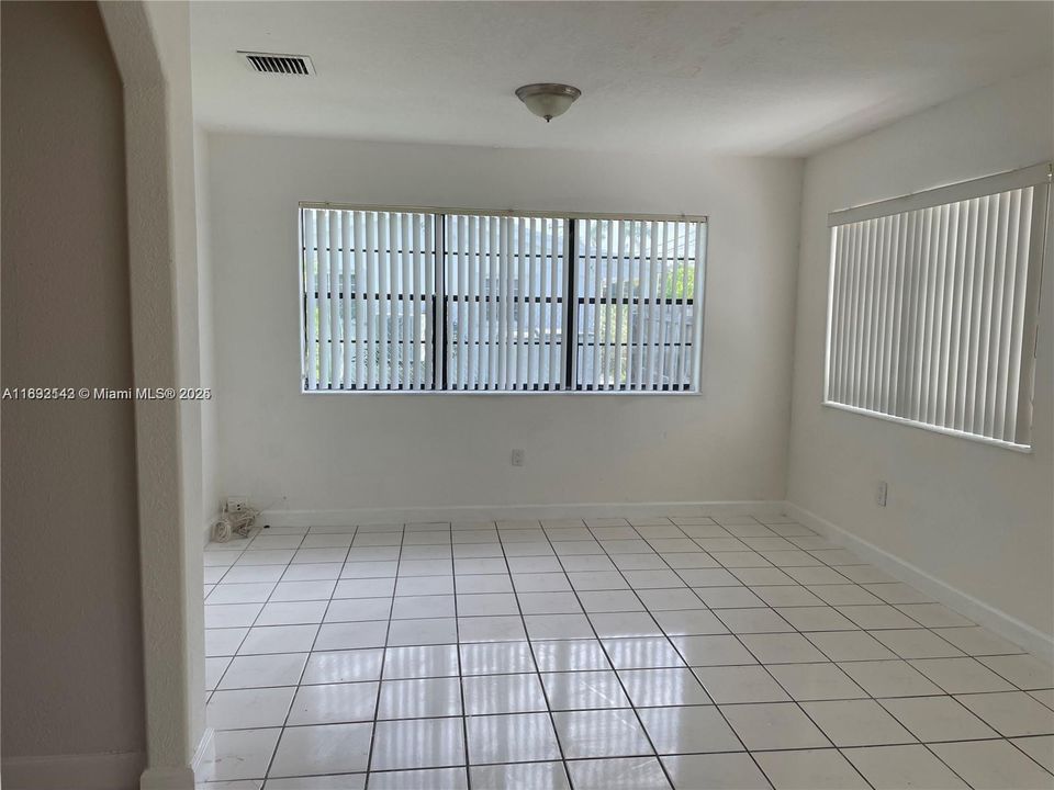 合同活跃: $2,100 (2 贝兹, 1 浴室, 943 平方英尺)