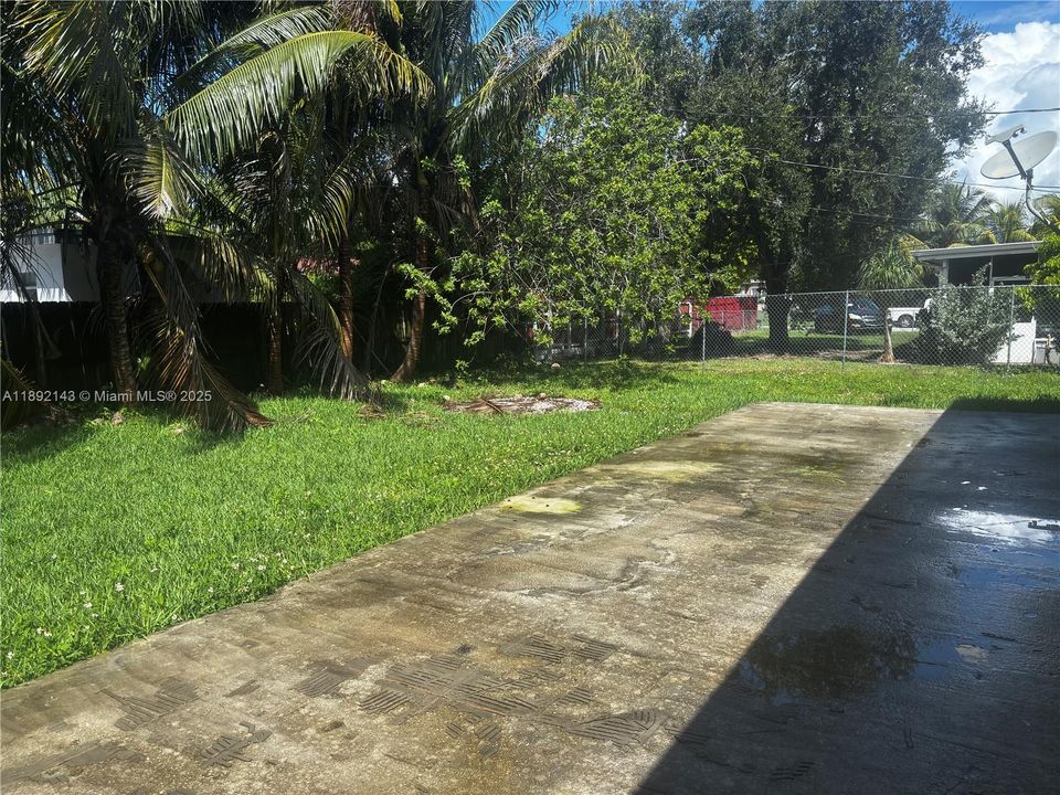 合同活跃: $2,100 (2 贝兹, 1 浴室, 943 平方英尺)