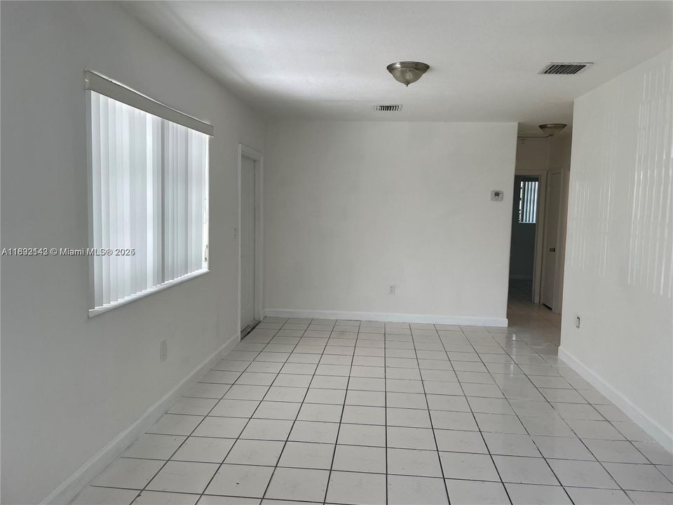 合同活跃: $2,100 (2 贝兹, 1 浴室, 943 平方英尺)