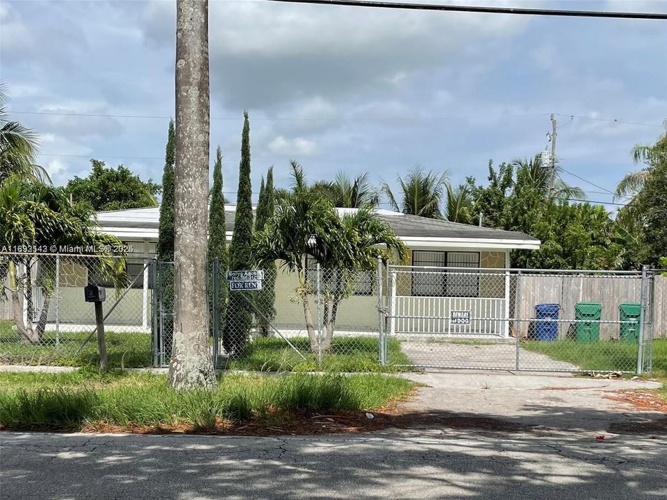 合同活跃: $2,100 (2 贝兹, 1 浴室, 943 平方英尺)