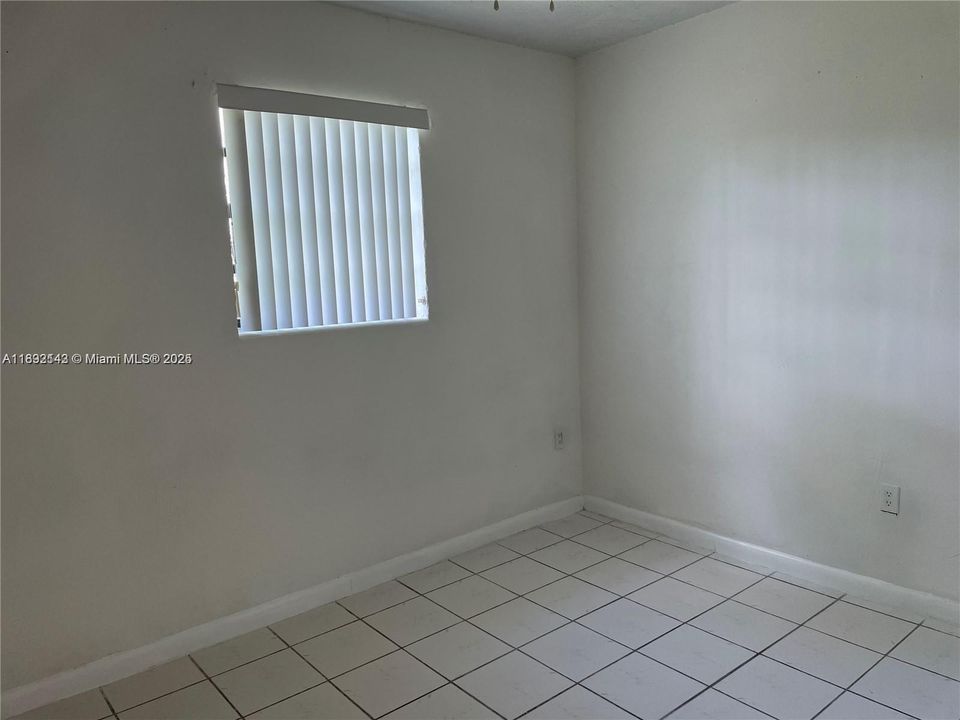 合同活跃: $2,100 (2 贝兹, 1 浴室, 943 平方英尺)