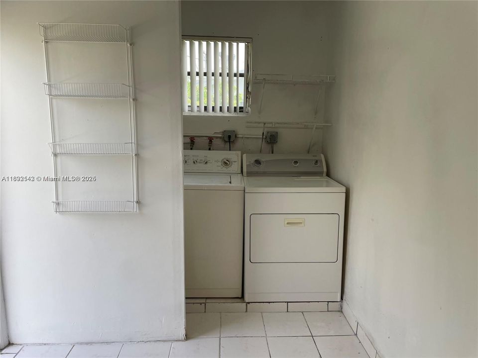 合同活跃: $2,100 (2 贝兹, 1 浴室, 943 平方英尺)