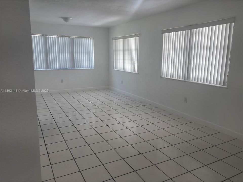 合同活跃: $2,100 (2 贝兹, 1 浴室, 943 平方英尺)