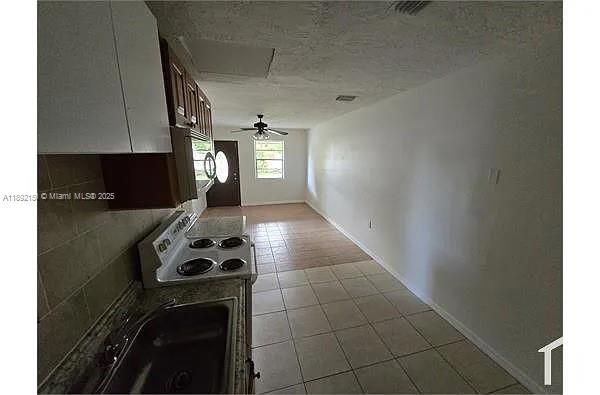 合同活跃: $2,200 (2 贝兹, 1 浴室, 800 平方英尺)