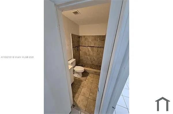 合同活跃: $2,200 (2 贝兹, 1 浴室, 800 平方英尺)