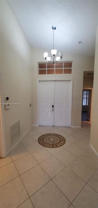 合同活跃: $3,800 (3 贝兹, 2 浴室, 1691 平方英尺)